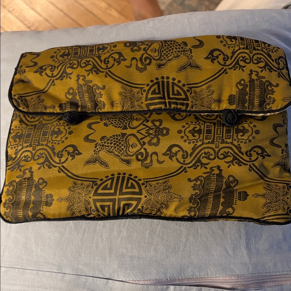 Shanghai Tang VINTAGE SILK Gold and Black Elegant zip up pouch